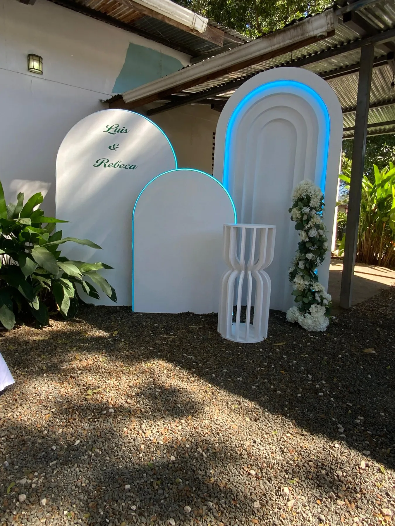 Paneles blancos con flores y luces para boda