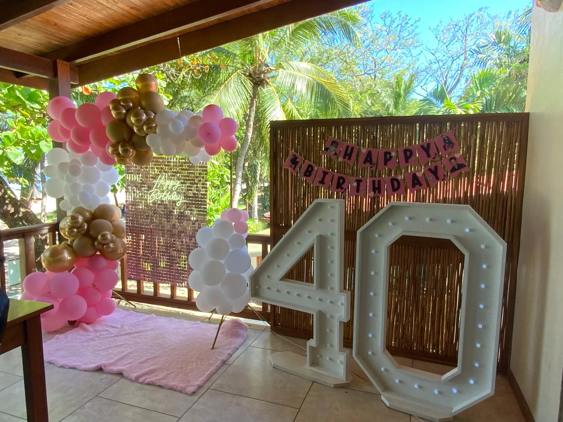Cumpleaños 40 con globos rosados y números iluminados