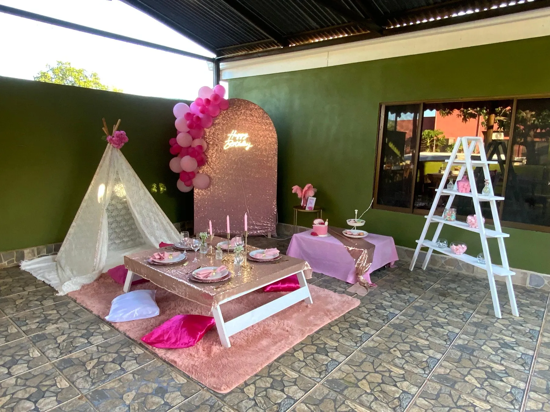 Fiesta infantil con tipi, mesa baja y decoración rosada