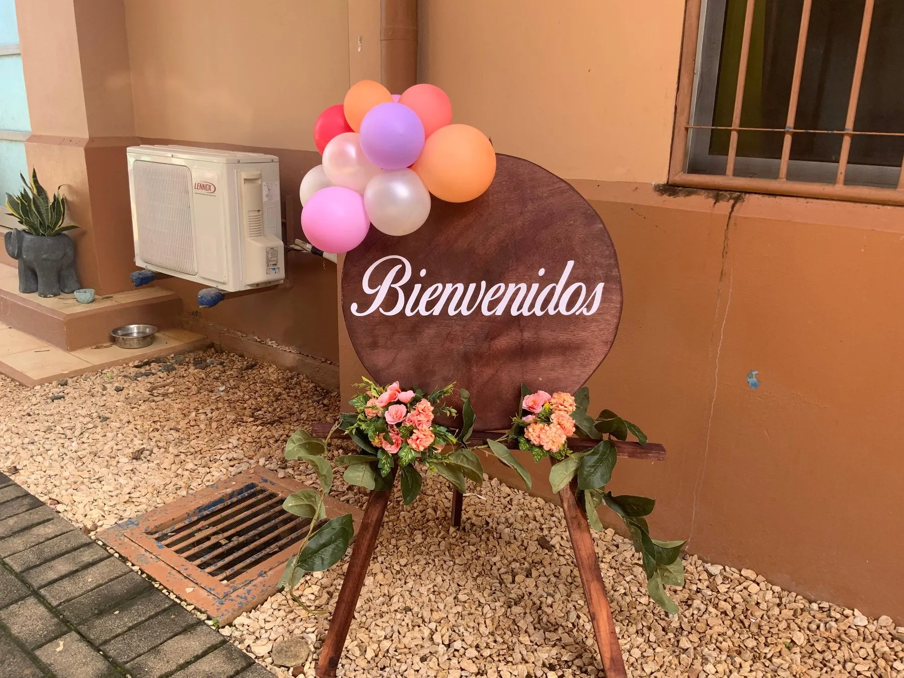 Letrero de bienvenida con globos y flores
